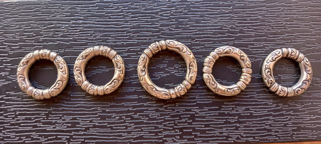 Set di 5 anelli in metallo decorati