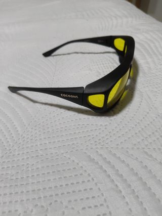 Gafas Cocoon negras y amarillas.
