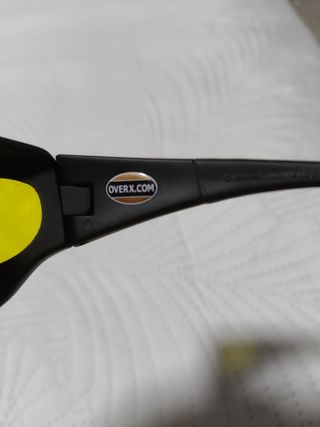 Gafas Cocoon negras y amarillas.
