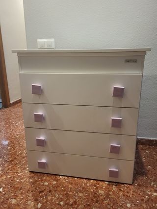 Cambiador de bebé con bañera