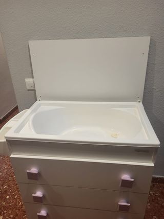 Cambiador de bebé con bañera