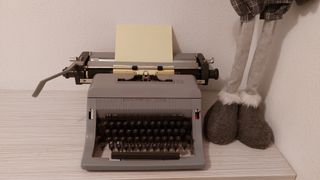 Antigua máquina de escribir. Olivetti Lettera 32.