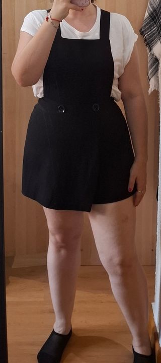 Mono negro con botones