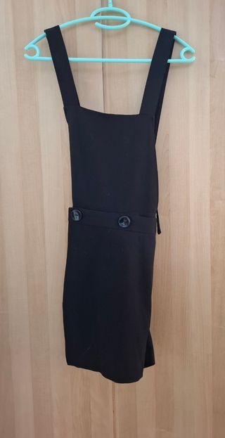 Mono negro con botones