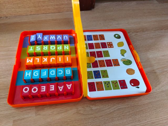 Bloques de madera , plástico y juegos de mesa