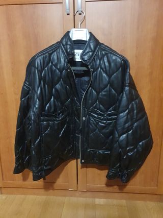 Cazadora Zara efecto piel negra