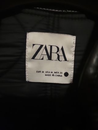Cazadora Zara efecto piel negra