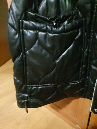 Cazadora Zara efecto piel negra