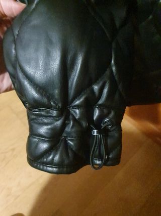 Cazadora Zara efecto piel negra