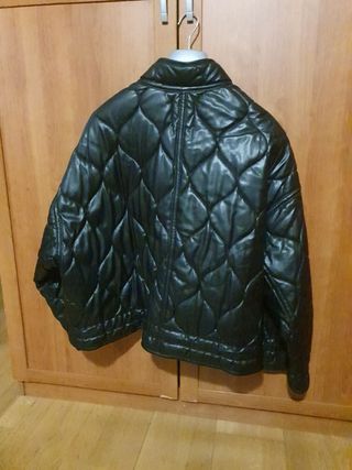 Cazadora Zara efecto piel negra