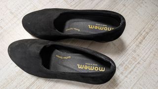 Sapatos pretos de cunha