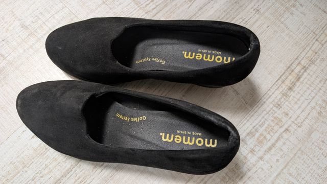 Sapatos pretos de cunha