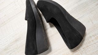 Sapatos pretos de cunha