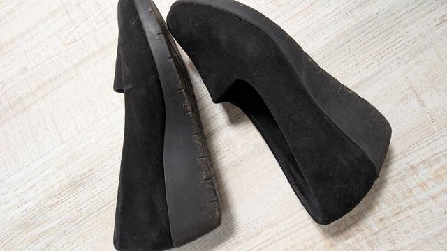 Sapatos pretos de cunha