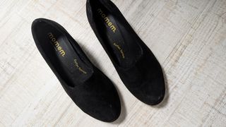 Sapatos pretos de cunha