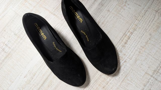 Sapatos pretos de cunha