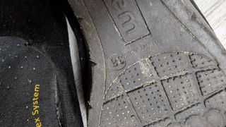 Sapatos pretos de cunha