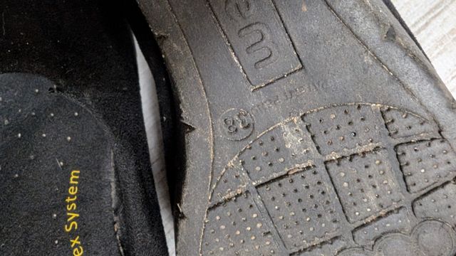 Sapatos pretos de cunha