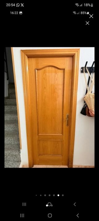 Puerta de madera maciza