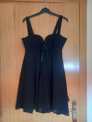 Vestido negro corto con cordones
