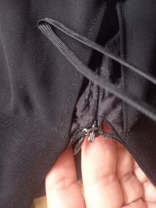 Vestido negro corto con cordones