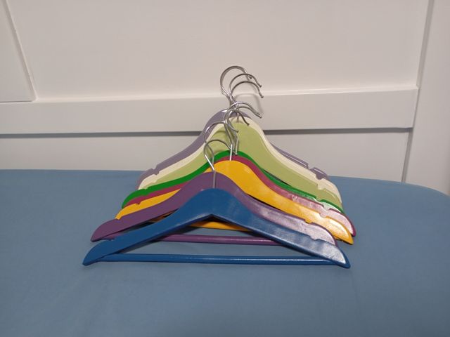 Perchas de madera de colores
Precio negociable.