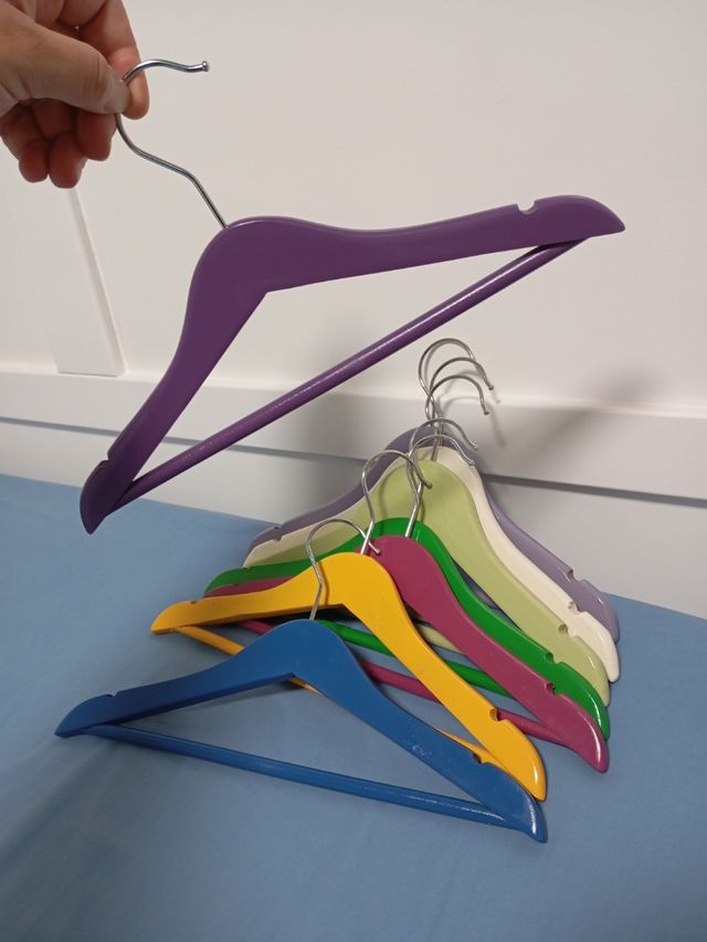 Perchas de madera de colores
Precio negociable.