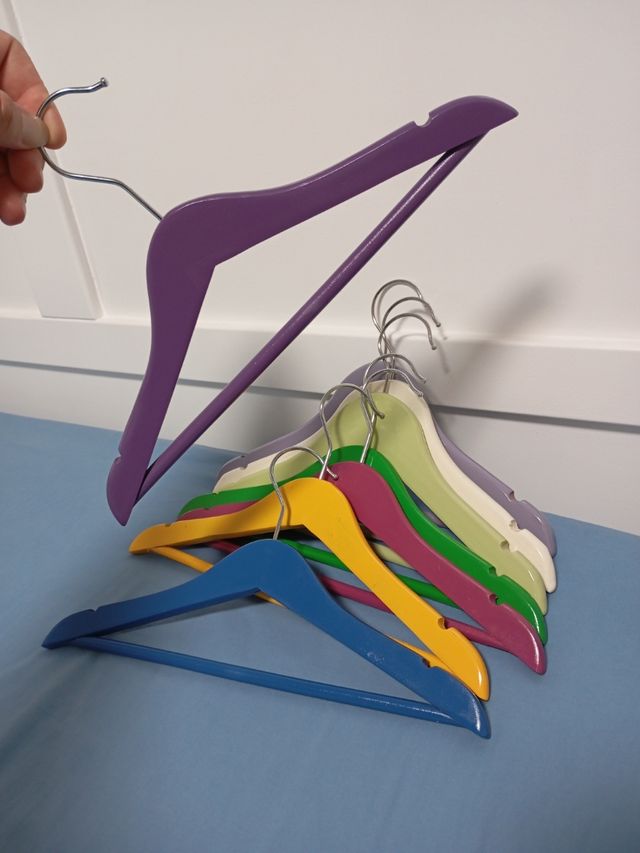 Perchas de madera de colores
Precio negociable.