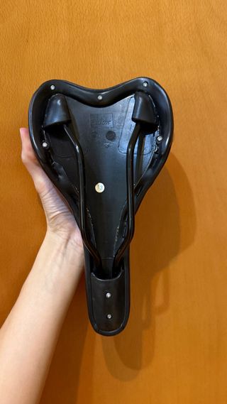 Sillín nuevo de bicicleta negro