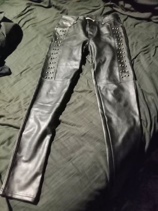 Pantalones imitación cuero con tachuelas