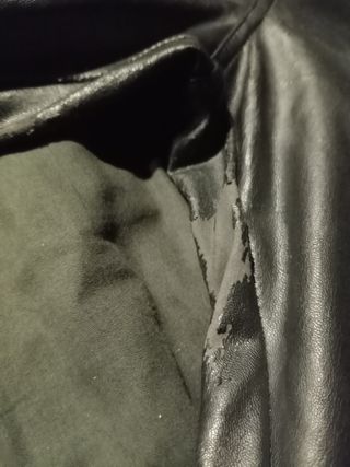 Pantalones imitación cuero con tachuelas