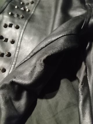 Pantalones imitación cuero con tachuelas