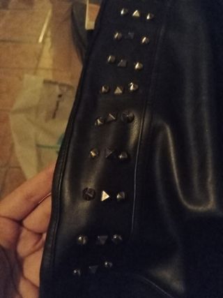 Pantalones imitación cuero con tachuelas