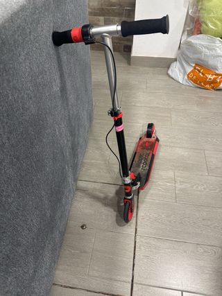 Patinete infantil rojo y negro mágico scooter