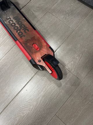 Patinete infantil rojo y negro mágico scooter