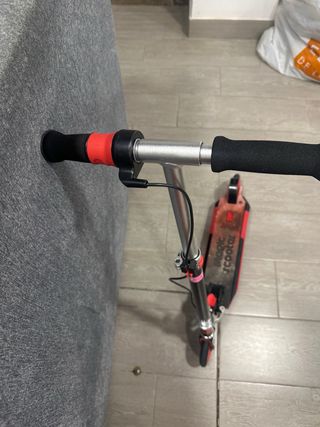 Patinete infantil rojo y negro mágico scooter