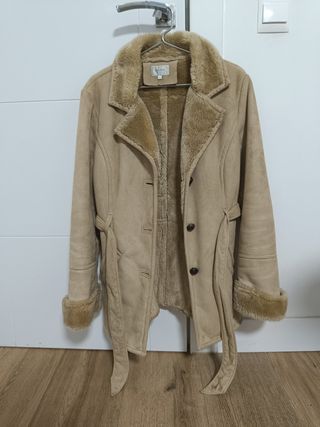 Abrigo mujer beige con cinturón
