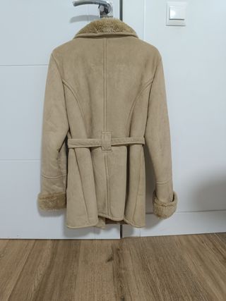 Abrigo mujer beige con cinturón