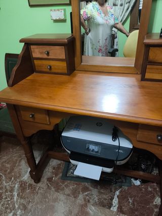 Escritorio de madera con cajones