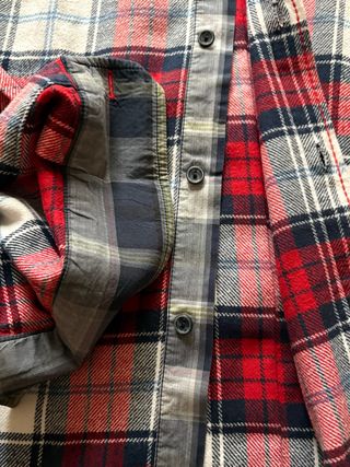 Camisa de cuadros gris y roja