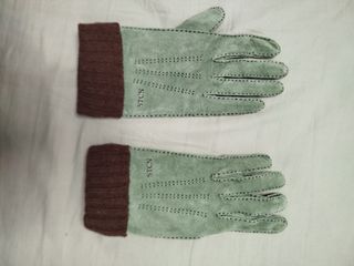 Guantes de piel verde con puño marrón