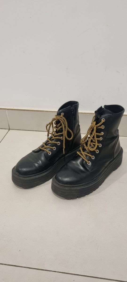 Botas estilo Dr. Martens Piel Negra de pull & bear