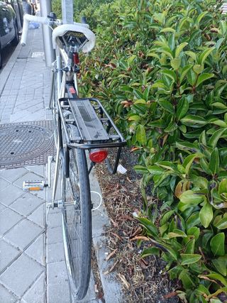 Bicicleta de carretera plateada