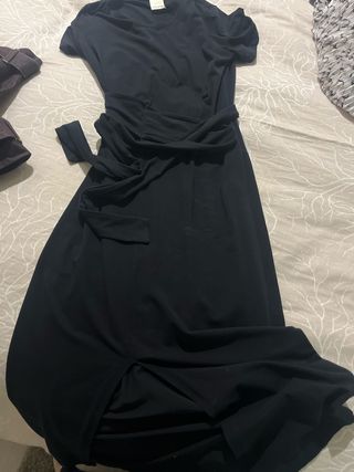 Vestido negro elegante con cinturón