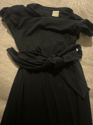 Vestido negro elegante con cinturón