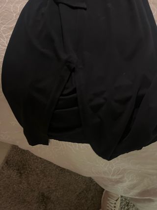 Vestido negro elegante con cinturón