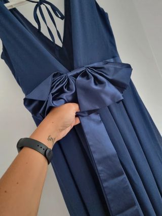 Vestido de fiesta azul con lazo