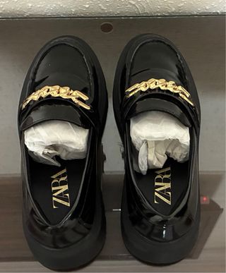Zapatos Zara niña charol cadena dorada T35