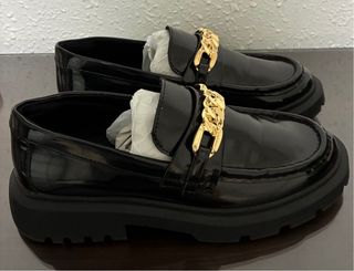 Zapatos Zara niña charol cadena dorada T35