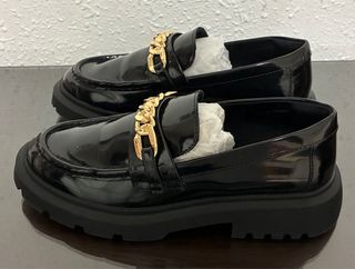 Zapatos Zara niña charol cadena dorada T35